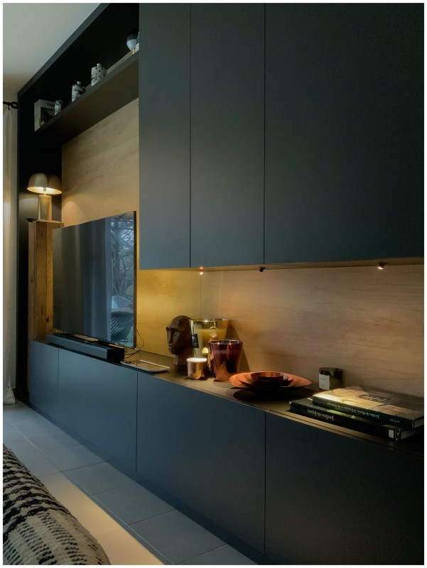 Décoration intérieure  pour cette maison située à Coutheron près d'Aix en Provence: un meuble tv intégré au volume de la maison