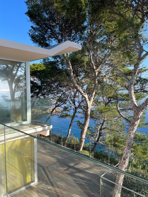 Décoration et rénovation intérieure d’une très belle maison d’architecte à Bormes les Mimosas avec une vue sur la mer impressionnante