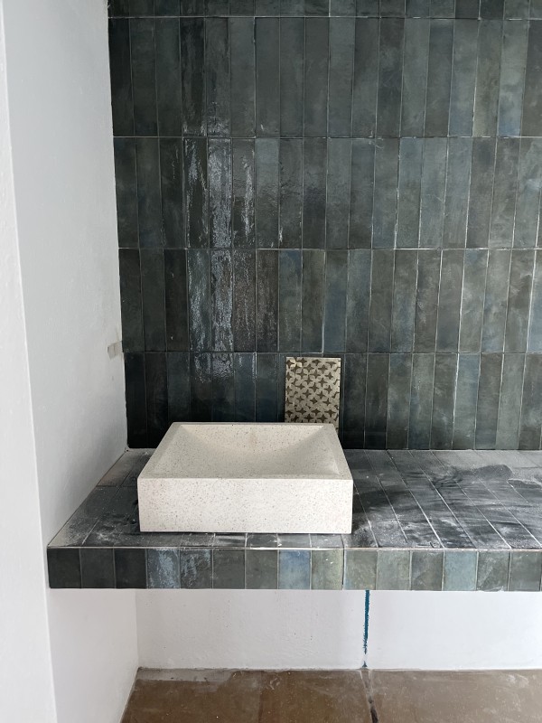 Une maison en bordure de mer à rénover entièrement avec une décoration lui donnant un ADN artistique impressionnant