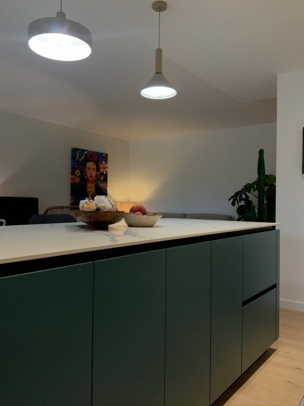 Création d'une  cuisine aménagée sur-mesure très fonctionnelle haute en couleur à Aix En Provence