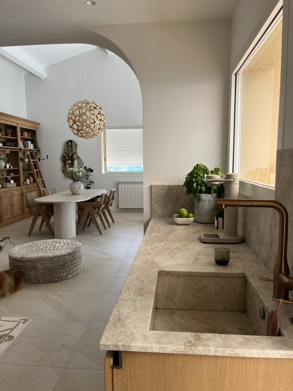 Magnifique rénovation intérieure d'une villa baignée de soleil dans le Sud de la France près de Gréasque à l'esthétique pure et élegante