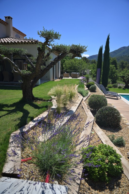 L' aménagement d'un jardin provençal aux formes courbes et rythmées inspiré des tableaux de Cézanne et de Picasso à Vauvenargues en pleine Provence