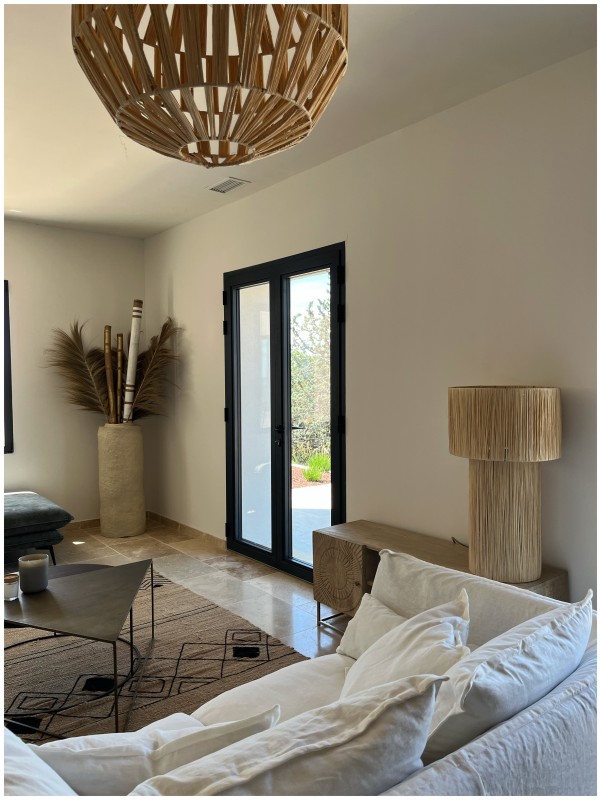 Décoration et rénovation intérieure aux couleurs douces et saturées pour cette maison dans le Sud de la France à Cornillon Confoux