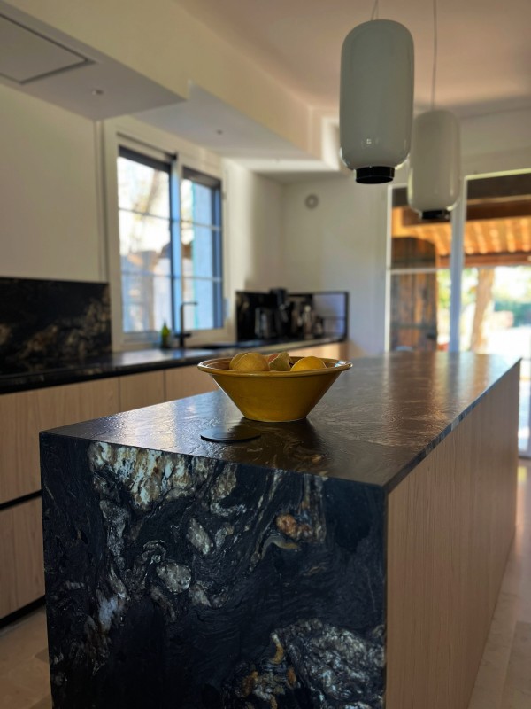 Rénovation intérieure cuisine et salon : comment créer un espace plus ouvert et chaleureux ?