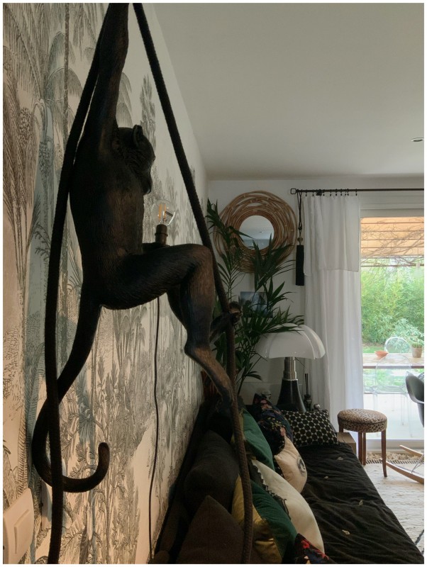 Décoration intérieure  pour cette maison située à Coutheron près d'Aix en Provence: un meuble tv intégré au volume de la maison