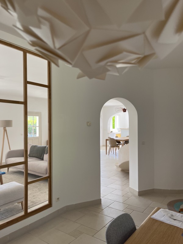 Rénovation intérieure et décoration épurée d'une bastide rénovée dans les Alpilles près de Pélissanne