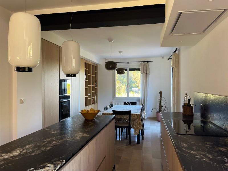 Rénovation intérieure cuisine et salon : comment créer un espace plus ouvert et chaleureux ?