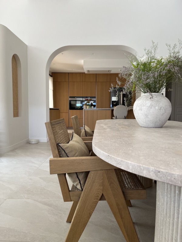 Magnifique rénovation intérieure d'une villa baignée de soleil dans le Sud de la France près de Gréasque à l'esthétique pure et élegante