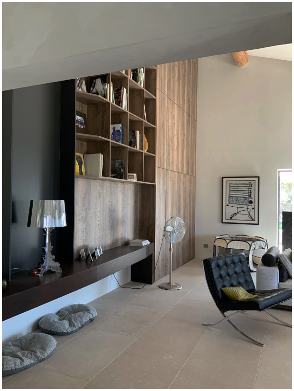 Bastide en pierre et murets en pierre typique de l'architecture provençale du luberon dans le Sud de la France à gordes