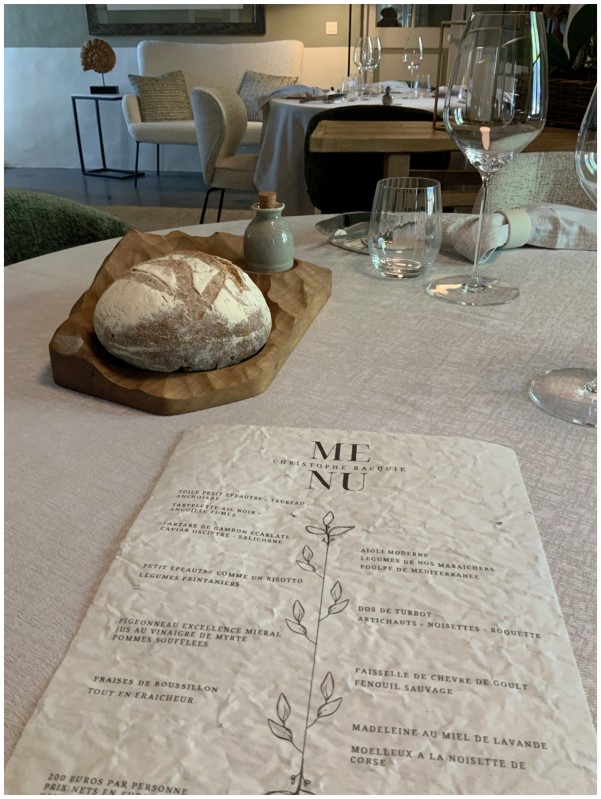 Décoration intérieure d’une magnifique bastide dans le Luberon dans le Sud de la France à Bonnieux : le Mas les Eydins du chef étoilé Christophe Bacquié