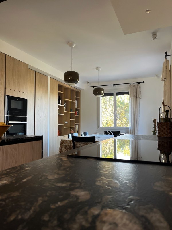 Rénovation intérieure cuisine et salon : comment créer un espace plus ouvert et chaleureux ?