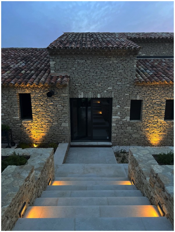 Une bastide entièrement aménagée et décorée par l’agence d’architecture d’intérieur située à Aix en Provence et à Rustrel