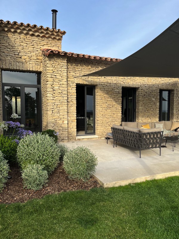 Une bastide entièrement aménagée et décorée par l’agence d’architecture d’intérieur située à Aix en Provence et à Rustrel