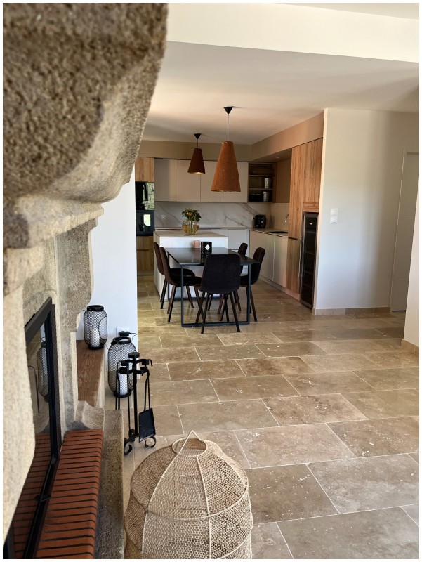 Décoration et rénovation intérieure aux couleurs douces et saturées pour cette maison dans le Sud de la France à Cornillon Confoux