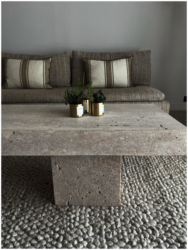 Magnifique rénovation intérieure d'une villa baignée de soleil dans le Sud de la France près de Gréasque à l'esthétique pure et élegante