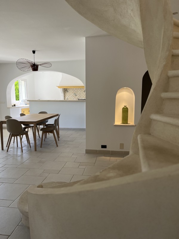 Rénovation intérieure et décoration épurée d'une bastide rénovée dans les Alpilles près de Pélissanne