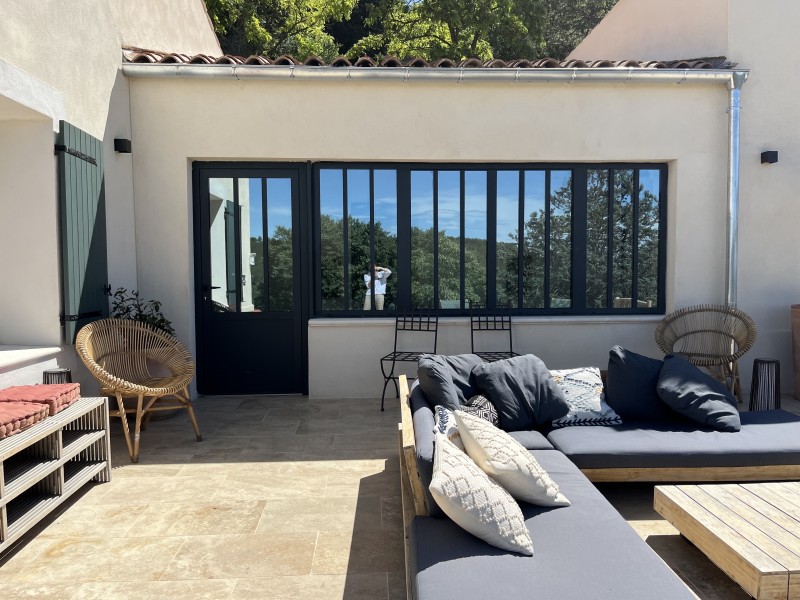 Une rénovation intérieure et extérieure pour cette maison dans le sud de la France située dans un petit village pittoresque de Provence