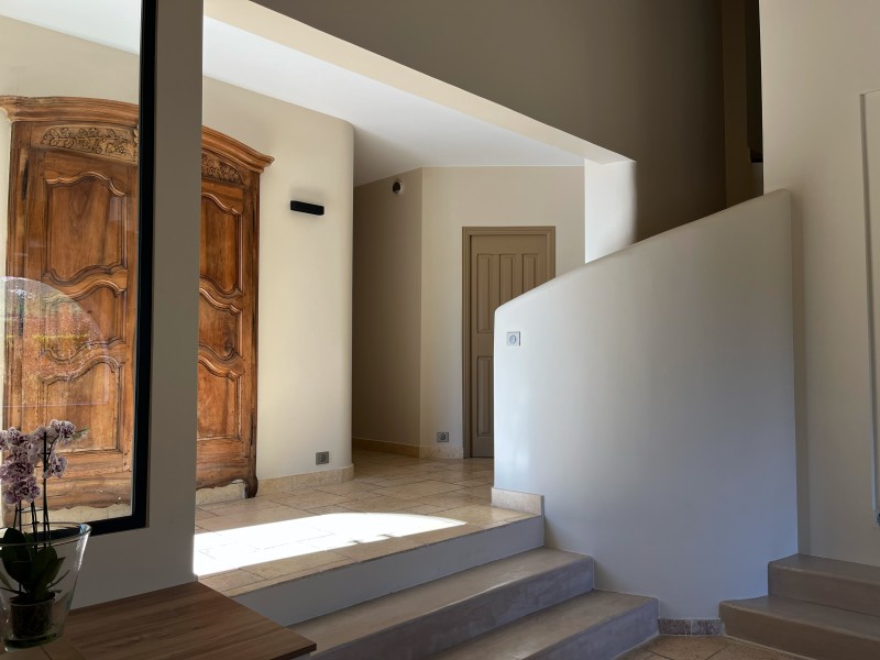 Rénovation et décoration d'une bastide contemporaine en Provence avec vue sur la Sainte Victoire.