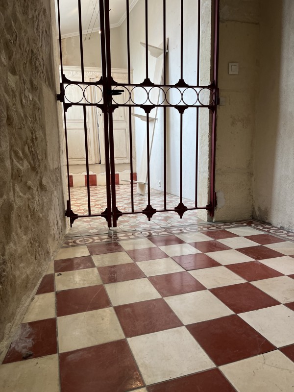 Rénovation et décoration intérieure d'une bastide à fort caractère architectural dans les Alpilles à Fontvieille