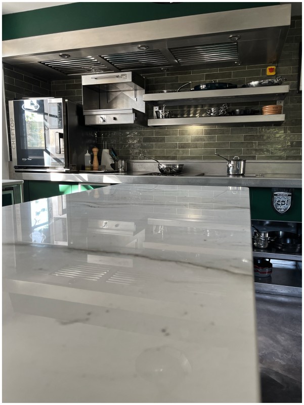 Décoration intérieure d’une magnifique bastide dans le Luberon dans le Sud de la France à Bonnieux : le Mas les Eydins du chef étoilé Christophe Bacquié