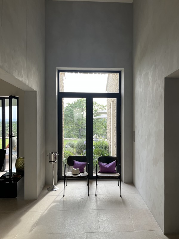Une bastide entièrement aménagée et décorée par l’agence d’architecture d’intérieur située à Aix en Provence et à Rustrel