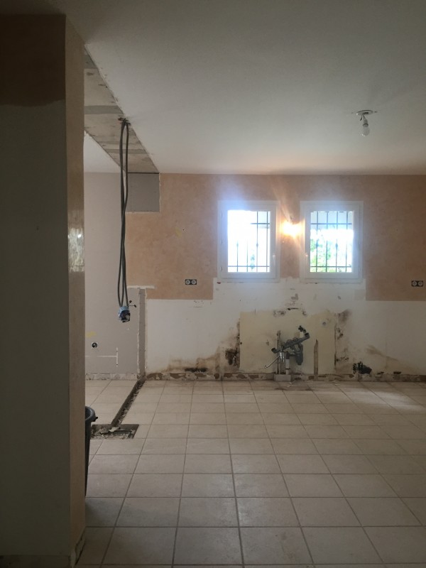 Avant/ après Rénovation d’une bastide des années 70 : rénovation intérieure et extérieure à la décoration soignée