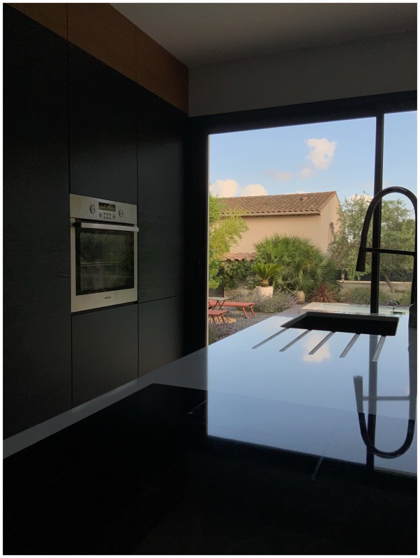 Décoration intérieure élégante pour cette maison contemporaine située à Coudoux dans le Sud de La France