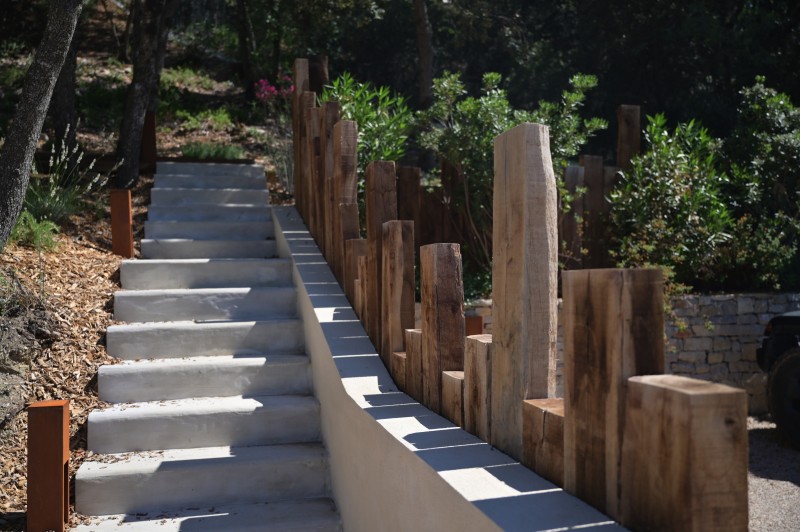 L' aménagement d'un jardin provençal aux formes courbes et rythmées inspiré des tableaux de Cézanne et de Picasso à Vauvenargues en pleine Provence