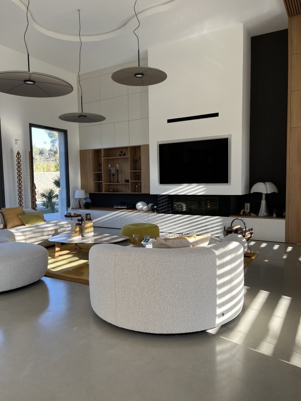 Construction d’une bastide à Aix en provence et architecture d'intérieur avec des agencements sur mesure et une décoration intérieure dans le Sud de la France