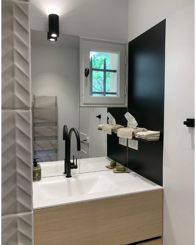 Une chambre d’amis complètement repensée avec une salle de bain sur mesure