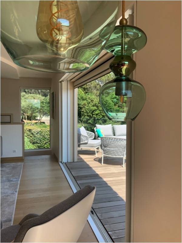 Création d'une piscine à débordement en pierre et avec des murets de pierres sèches à Bouc bel air dans le Sud de la France