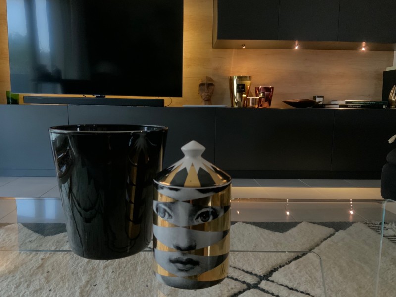 Décoration intérieure  pour cette maison située à Coutheron près d'Aix en Provence: un meuble tv intégré au volume de la maison