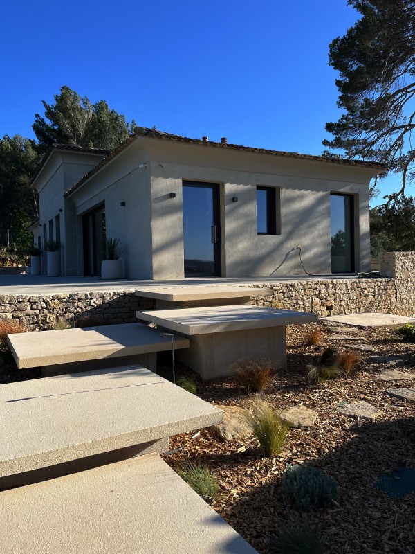 Rénovation et décoration intérieure pour ce projet de construction non terminé dans la région d’Aix en Provence.