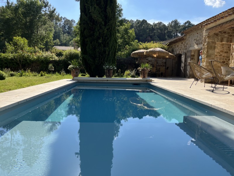 Aménagement d’un jardin dans le Luberon en relation avec la foret environnante du Colorado provençal à Rustrel