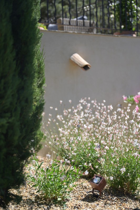 L' aménagement d'un jardin provençal aux formes courbes et rythmées inspiré des tableaux de Cézanne et de Picasso à Vauvenargues en pleine Provence