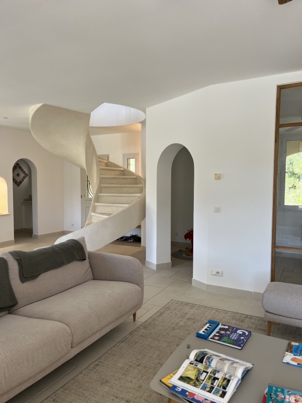 Rénovation intérieure et décoration épurée d'une bastide rénovée dans les Alpilles près de Pélissanne