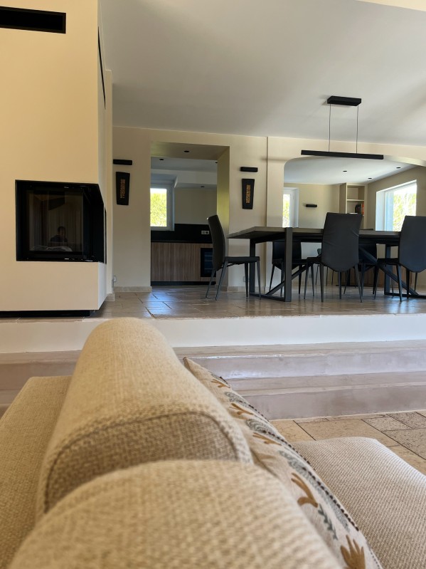 Rénovation et décoration d'une bastide contemporaine en Provence avec vue sur la Sainte Victoire.