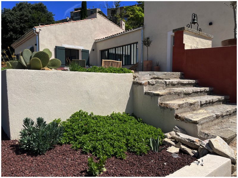 Décoration et rénovation intérieure aux couleurs douces et saturées pour cette maison dans le Sud de la France à Cornillon Confoux