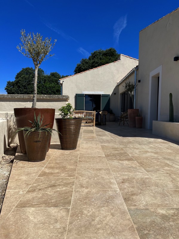 Une rénovation intérieure et extérieure pour cette maison dans le sud de la France située dans un petit village pittoresque de Provence
