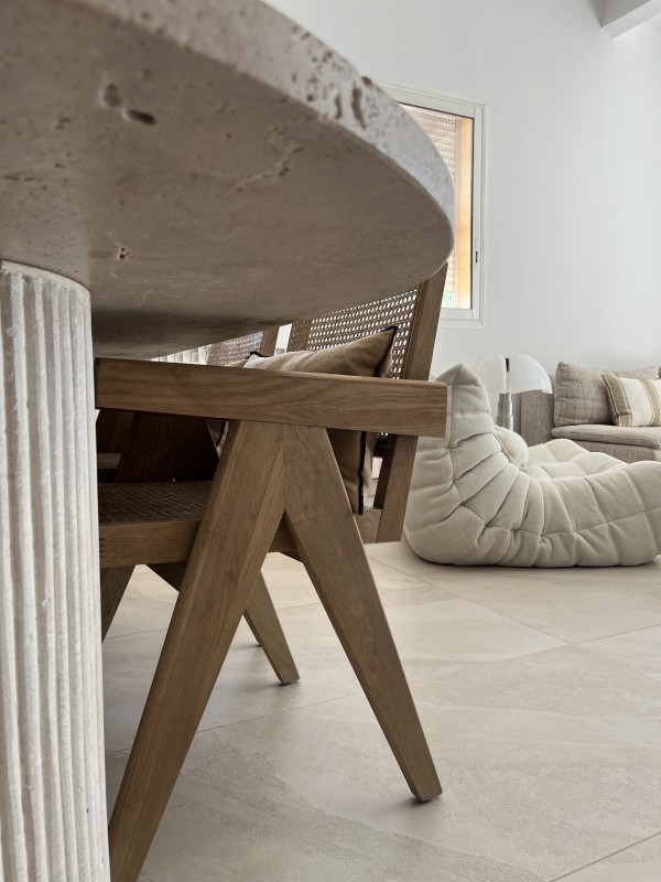 Magnifique rénovation intérieure d'une villa baignée de soleil dans le Sud de la France près de Gréasque à l'esthétique pure et élegante