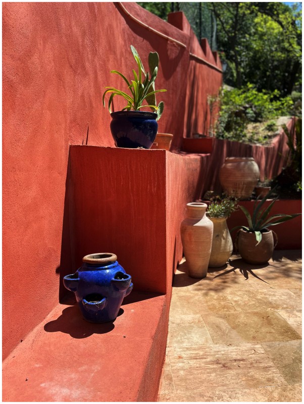 Création d’un jardin paysager avec un jeu de couleur incroyable et de matièraux naturels dans le Sud de la France à Cornillon Confoux