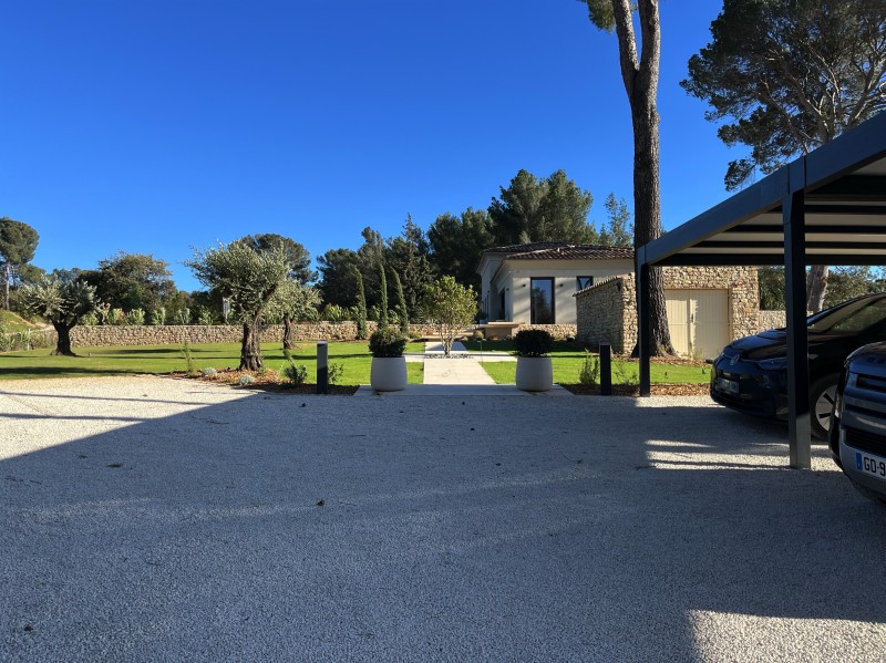 Rénovation et décoration intérieure pour ce projet de construction non terminé dans la région d’Aix en Provence.