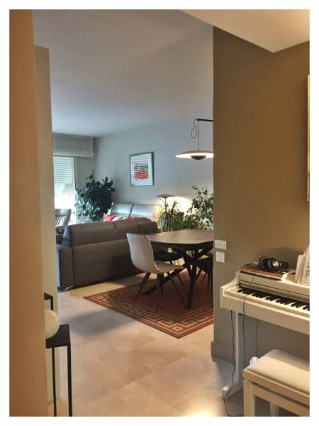 Un aménagement sur mesure pour un bureau intégré dans un salon - salle à manger dans le département du 13