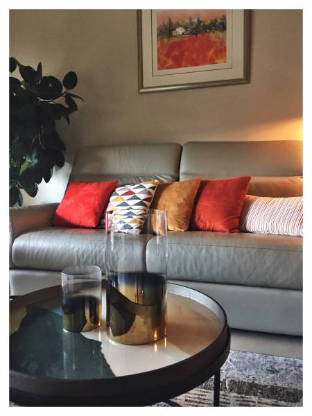 Un aménagement sur mesure pour un bureau intégré dans un salon - salle à manger dans le département du 13