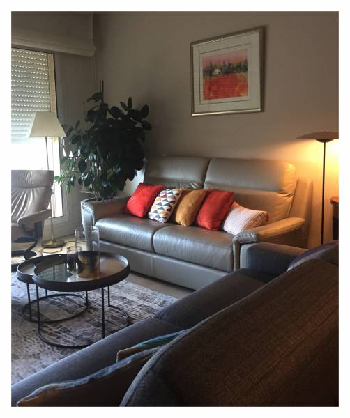 Un aménagement sur mesure pour un bureau intégré dans un salon - salle à manger dans le département du 13