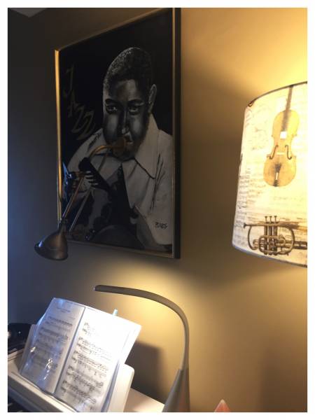 Un aménagement sur mesure pour un bureau intégré dans un salon - salle à manger dans le département du 13