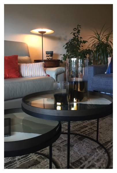 Un aménagement sur mesure pour un bureau intégré dans un salon - salle à manger dans le département du 13