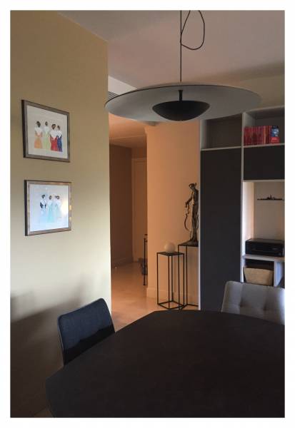 Un aménagement sur mesure pour un bureau intégré dans un salon - salle à manger dans le département du 13