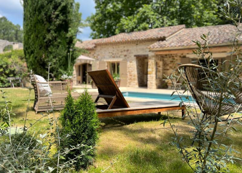Décoration intérieure provençale et chic: une bastide à la fois contemporaine et authentique dans le Luberon à Rustrel
