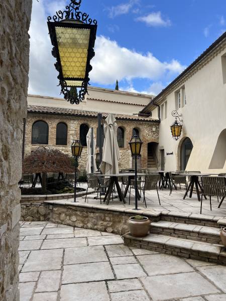 Rénovation et décoration intérieure d'un hôtel 4 étoiles et d'un restaurant étoilé en Drôme Provençale à Malataverne